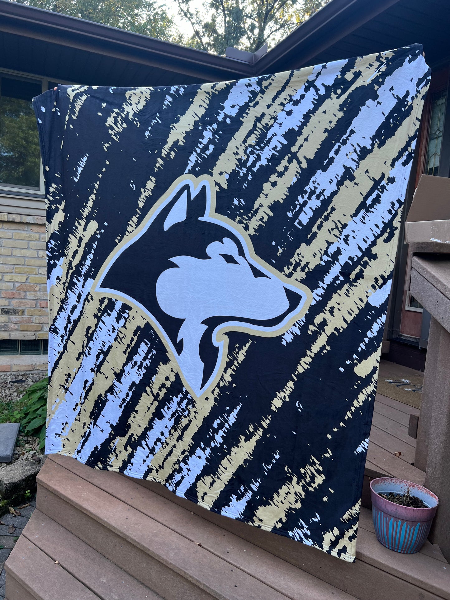 Huskies Andover Blanket - Preorder - 2-3 week lead time.